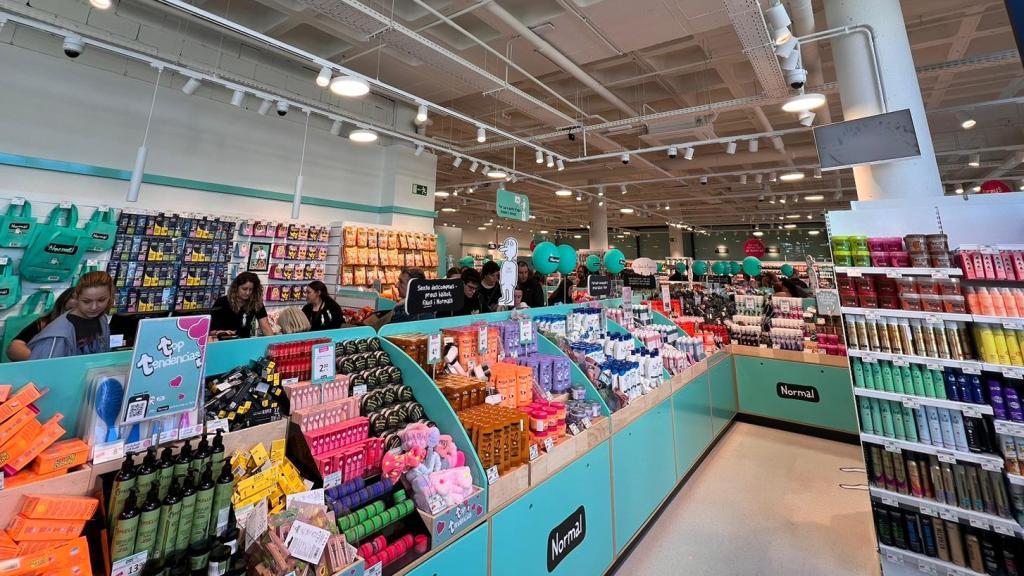 Interior de la nova botiga de Normal, la drogueria 'low-cost' que arrasa a Barcelona, a Westfield La Maquinista