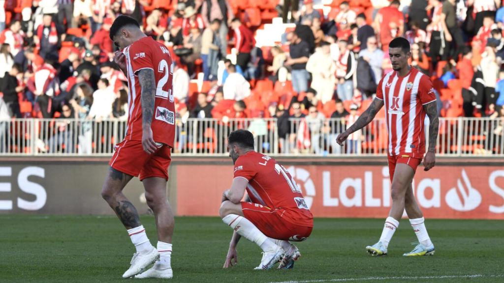Los jugadores del Almería lamentan una derrota