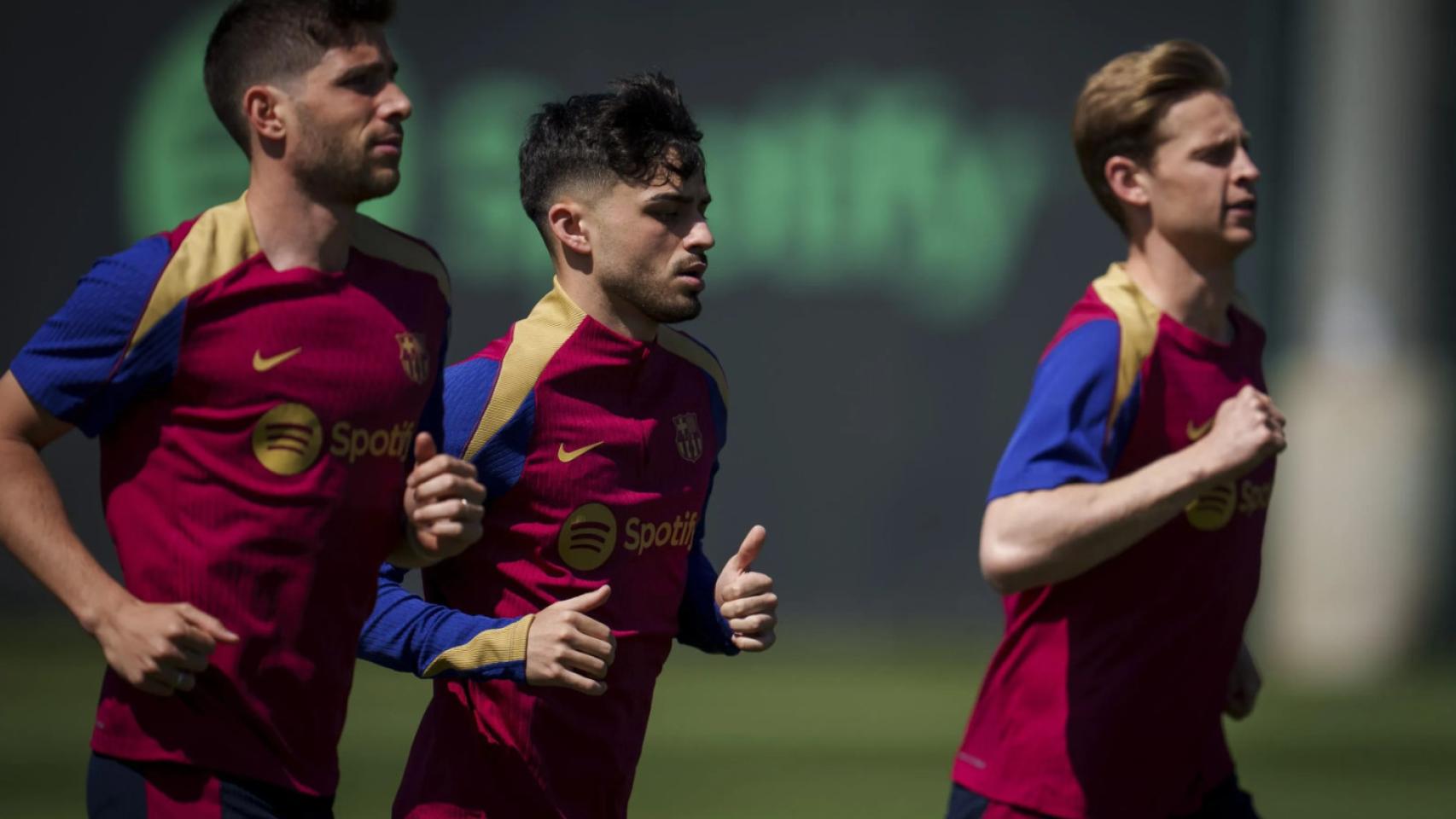 Sergi Roberto, Pedri y Frenkie de Jong, en un entrenamiento del Barça