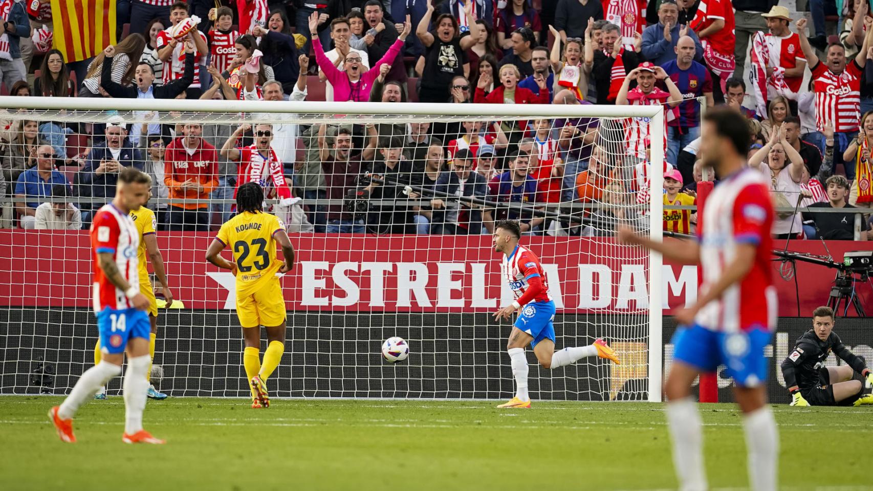 Decepción de los jugadores del Barça tras el segundo gol del Girona