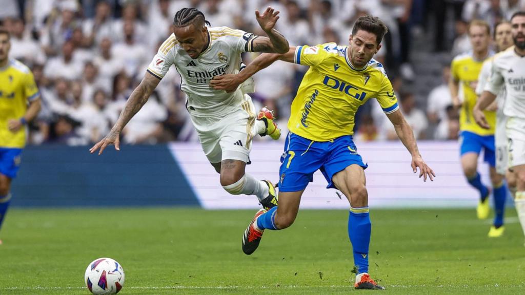 Rubén Sobrino pugna con Miltao, en el Bernabéu