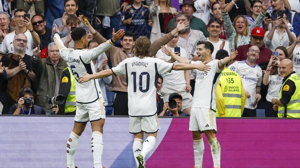 Brahim, Modric y Bellingham celebran el segundo gol del Real Madrid al Cádiz