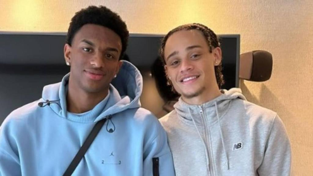 Xavi Simons visita a Alejandro Balde en Barcelona