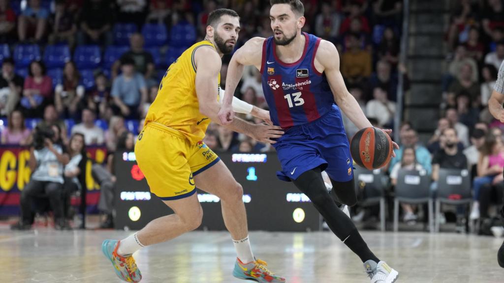 Tomas Satoransky corre con el balón botado en el Barça de basket-Gran Canaria