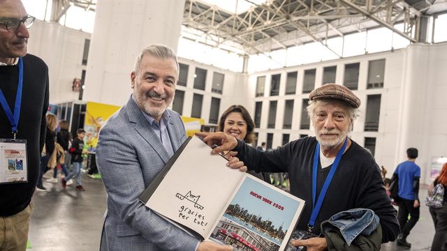 Jaume Collboni, alcalde de Barcelona, con el dibujante Mariscal