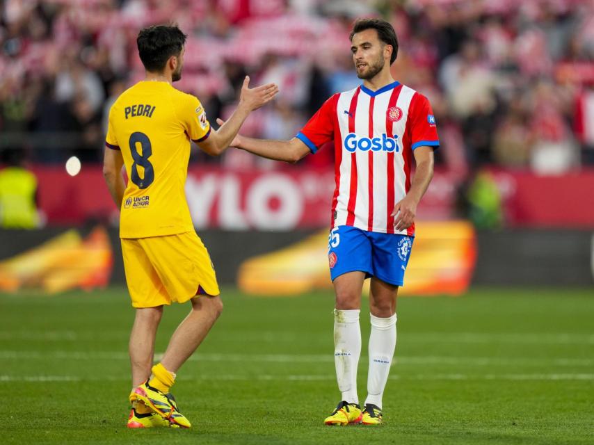 Éric García saluda a Pedri tras el derbi Girona-Barça