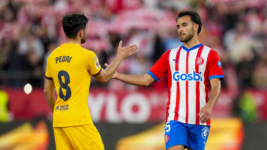 Éric García saluda a Pedri tras el derbi Girona-Barça