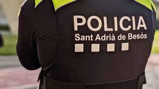 Un agente de la Policía Local de Sant Adrià