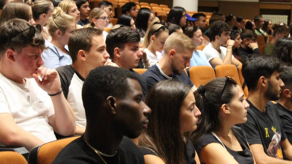 Estudiantes en una clase de la universidad