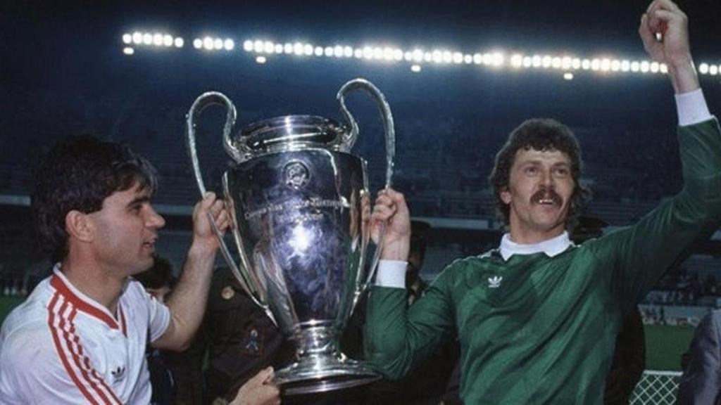 El Steaua de Bucarest levantando la Copa de Europa de 1986 en Sevilla