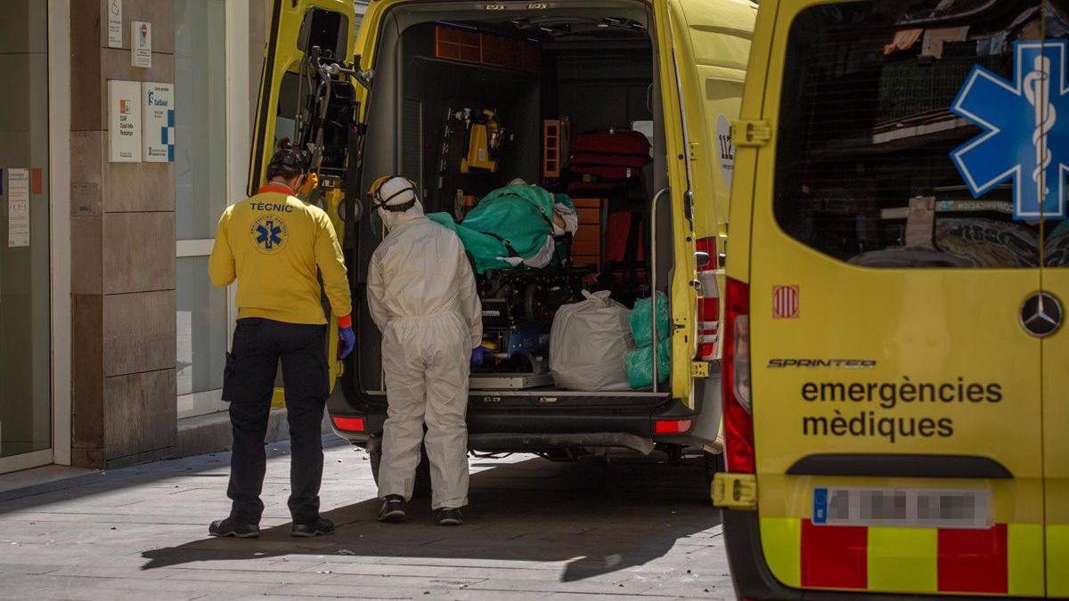 Imagen archivo de una ambulancia junto a personal sanitario