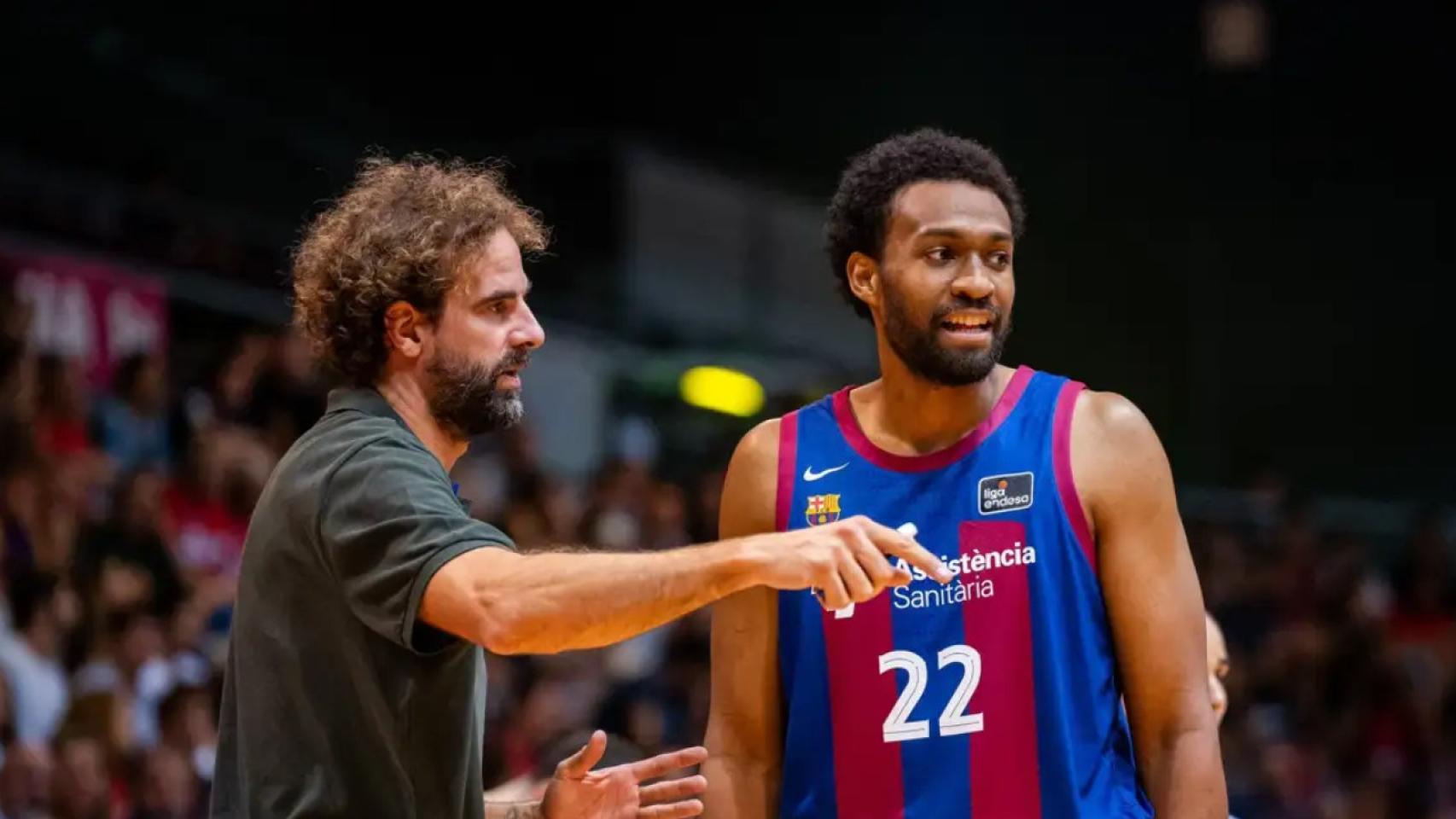 Roger Grimau da indicaciones a Jabari Parker en un partido del Barça