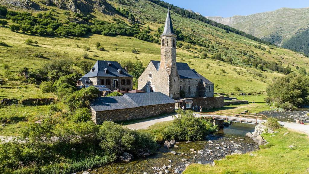 Iglesia al lado de un río