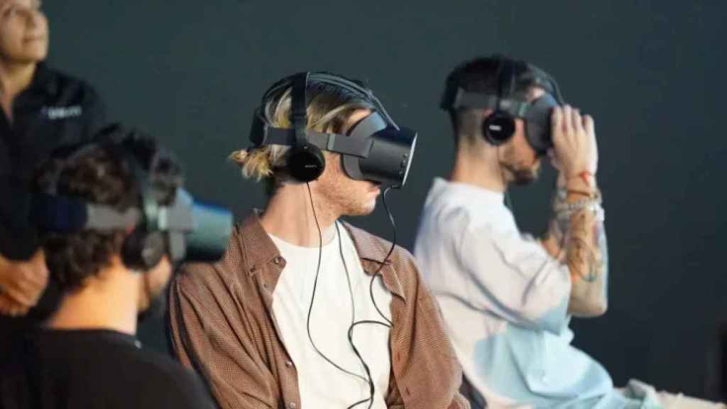 Visitants en una exposició immersiva