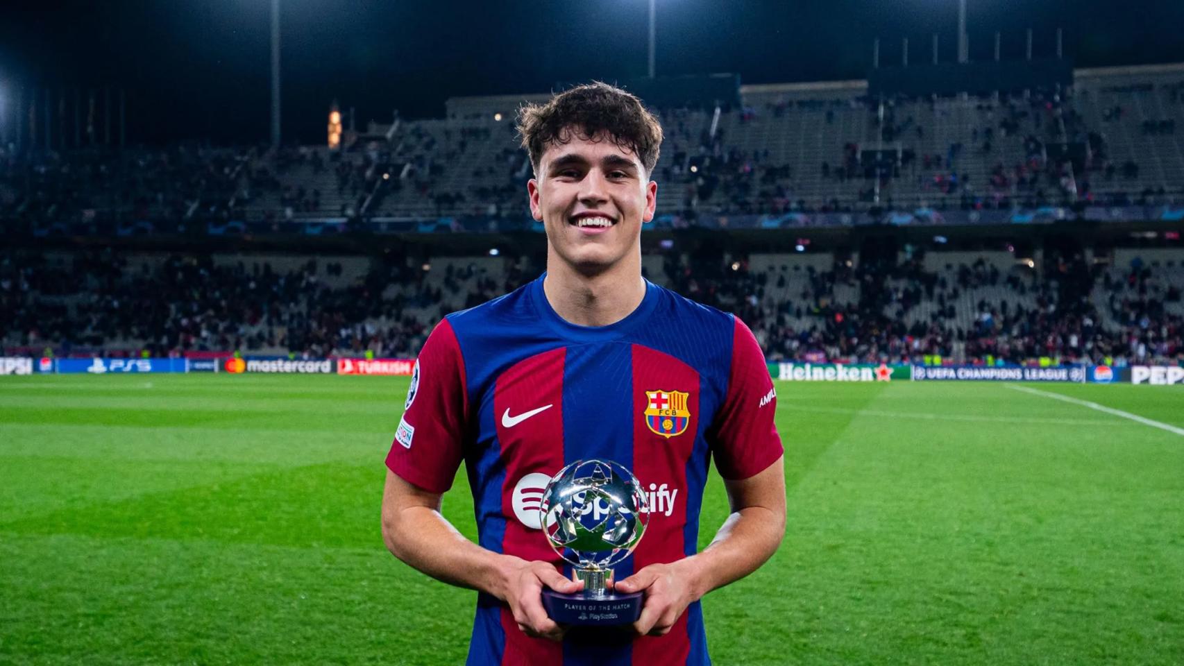 Pau Cubarsí levantando el trofeo de MVP de la Champions League