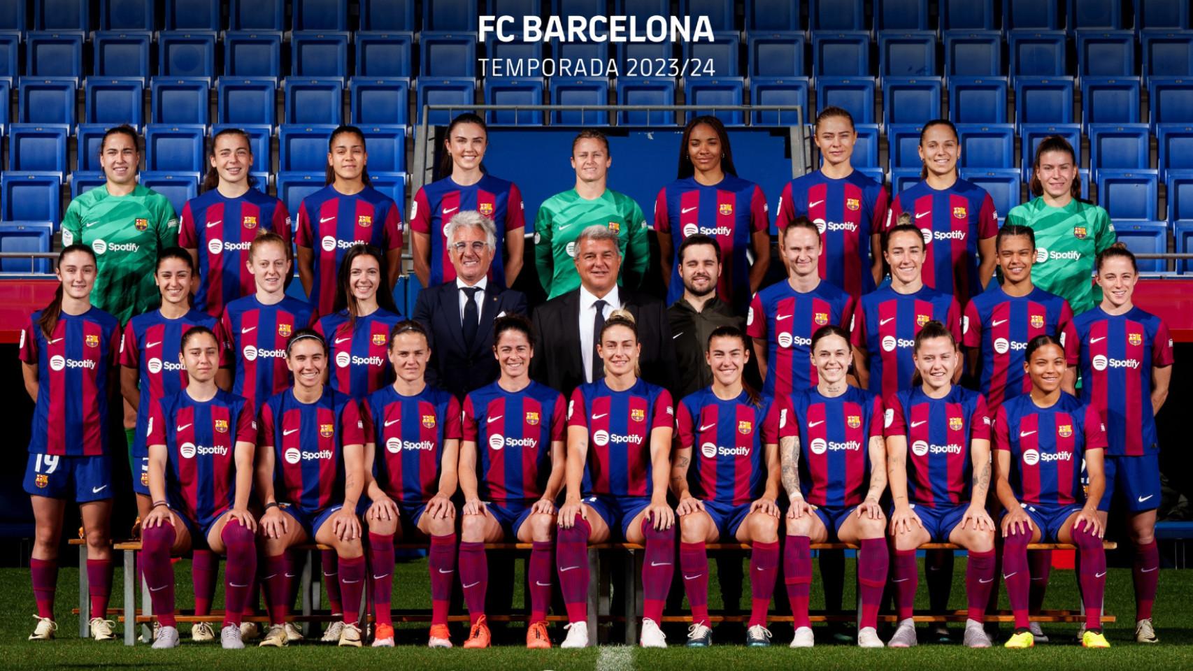 Joan Laporta, junto a la plantilla del Barça Femenino, en la foto oficial de la 2023-24