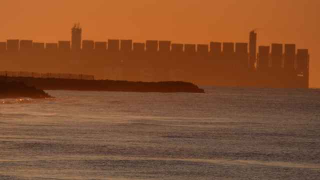 Un buque de mercancías de MSC fotografiado desde la playa de Gavà, que recuerda a un rascacielos