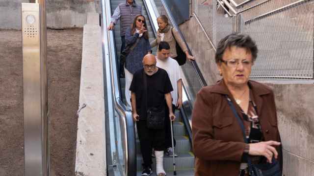 Vecinos de Gràcia utilizando las escaleras mecánicas de la Baixada de la Glòria