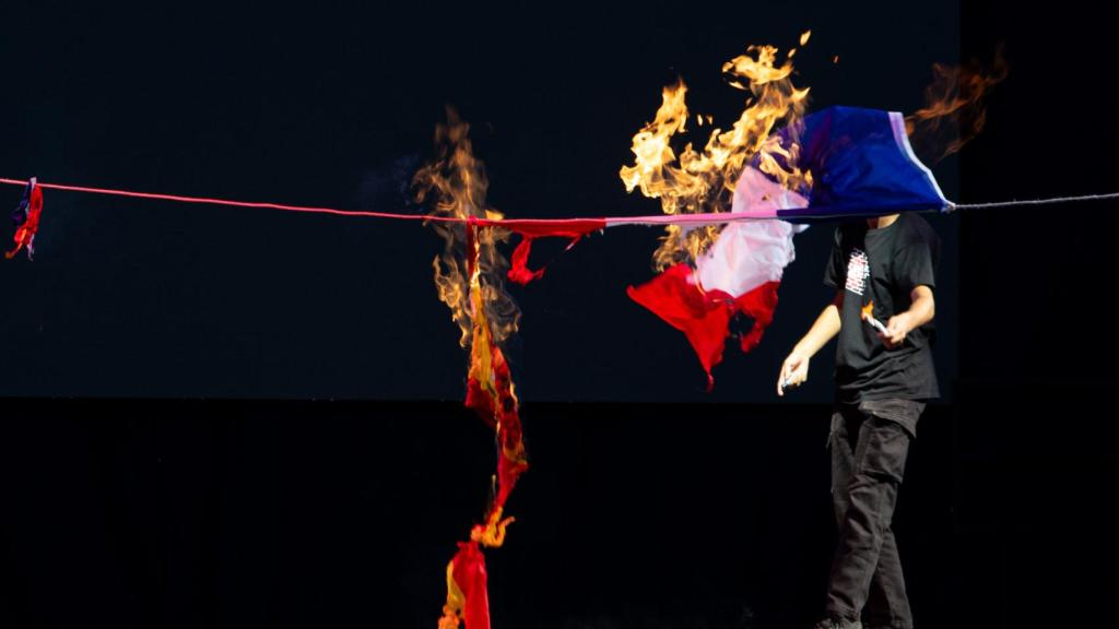 Banderas de España y de Francia son quemadas durante una manifestación convocada por la CUP y entidades de la Esquerra independentista