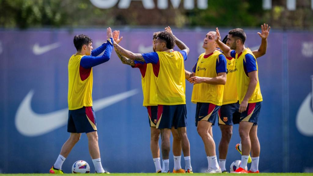 Los futbolistas del Barça, durante un entrenamiento en la Ciutat Esportiva