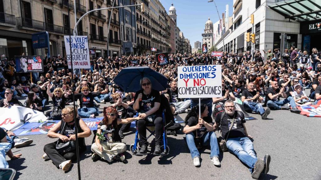 Los funcionarios de prisiones hacen una sentada en el carrer Pelai