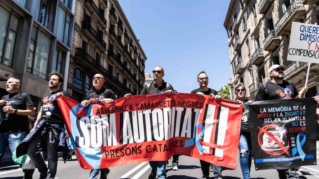 Los funcionarios de prisiones marchan con una pancarta por la Via Laietana de Barcelona
