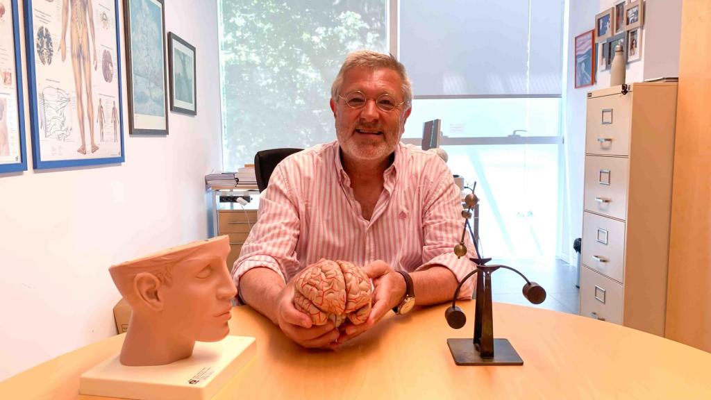 El investigador Gustavo Deco en su despacho