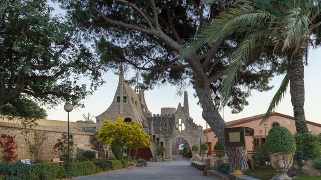 Las bodegas Güell, en el Garraf