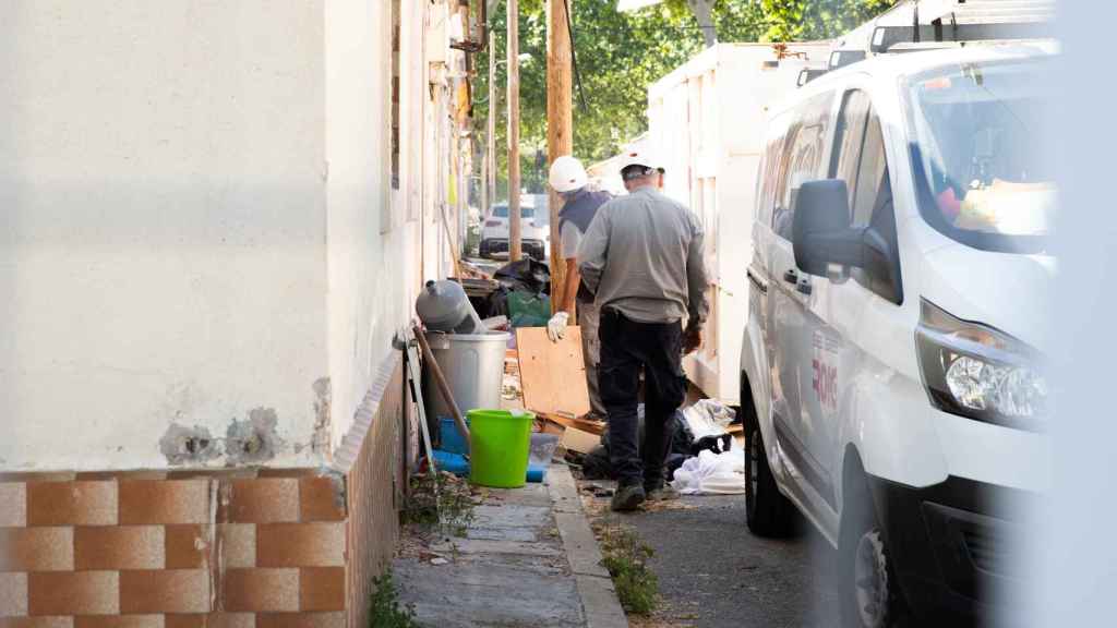 Obreros trabajando sin EPI en las casas baratas del Bon Pastor