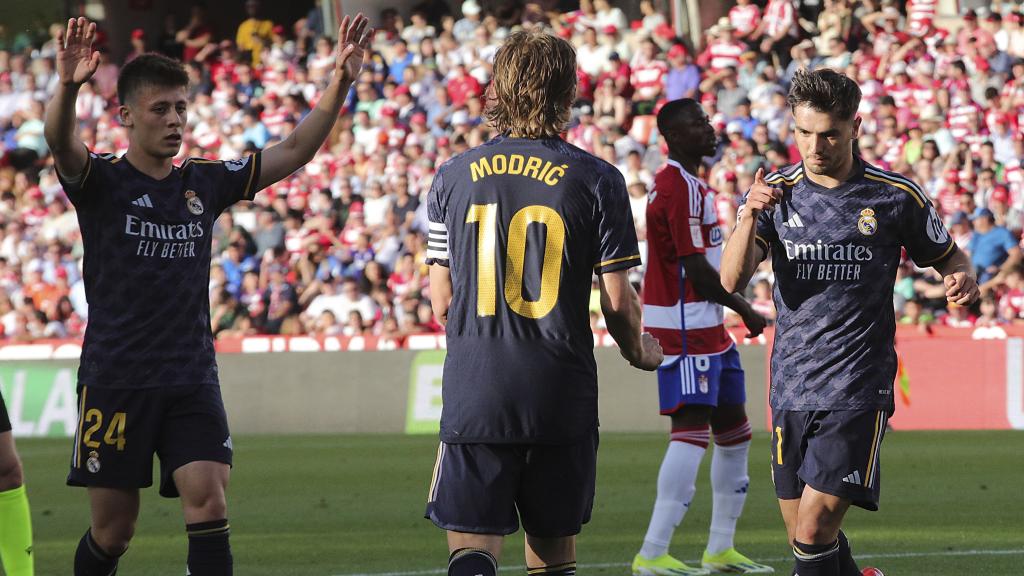Brahim Díaz festeja su doblete al Granada con Arda Güler y Luka Modric