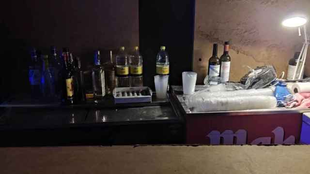 Restos de la fiesta ilegal montada en el Centre de L'Hospitalet