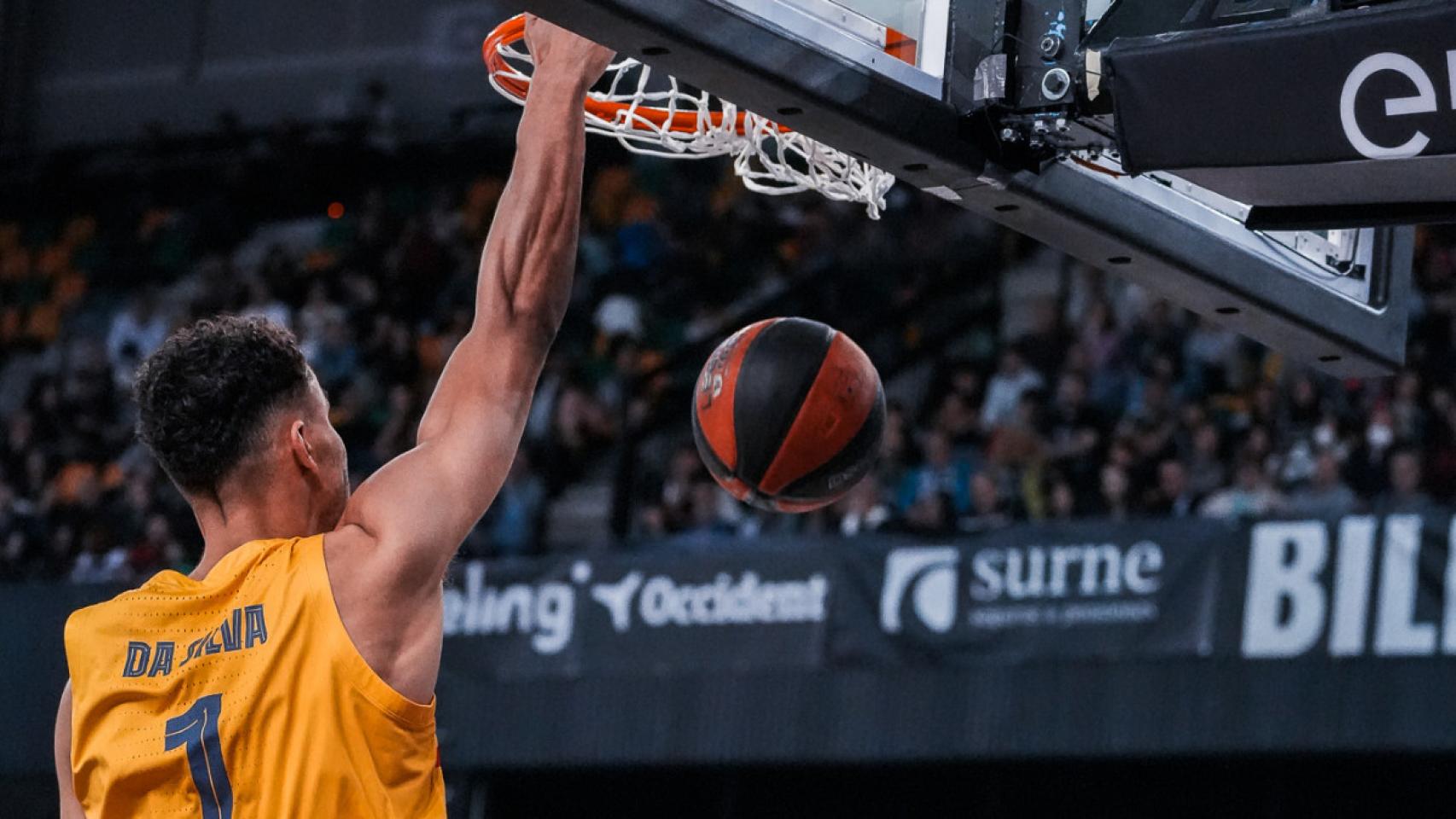 Oscar Da Silva anota una canasta contra el Bilbao Basket