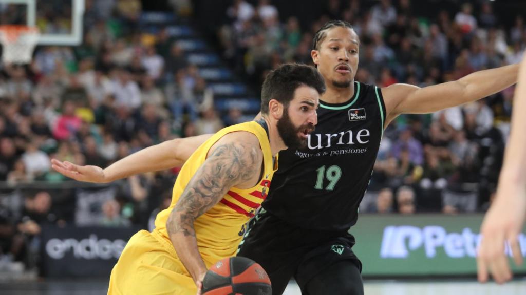 Ricky Rubio, defendido por Melwin Pantzar en el Bilbao-Barça de basket