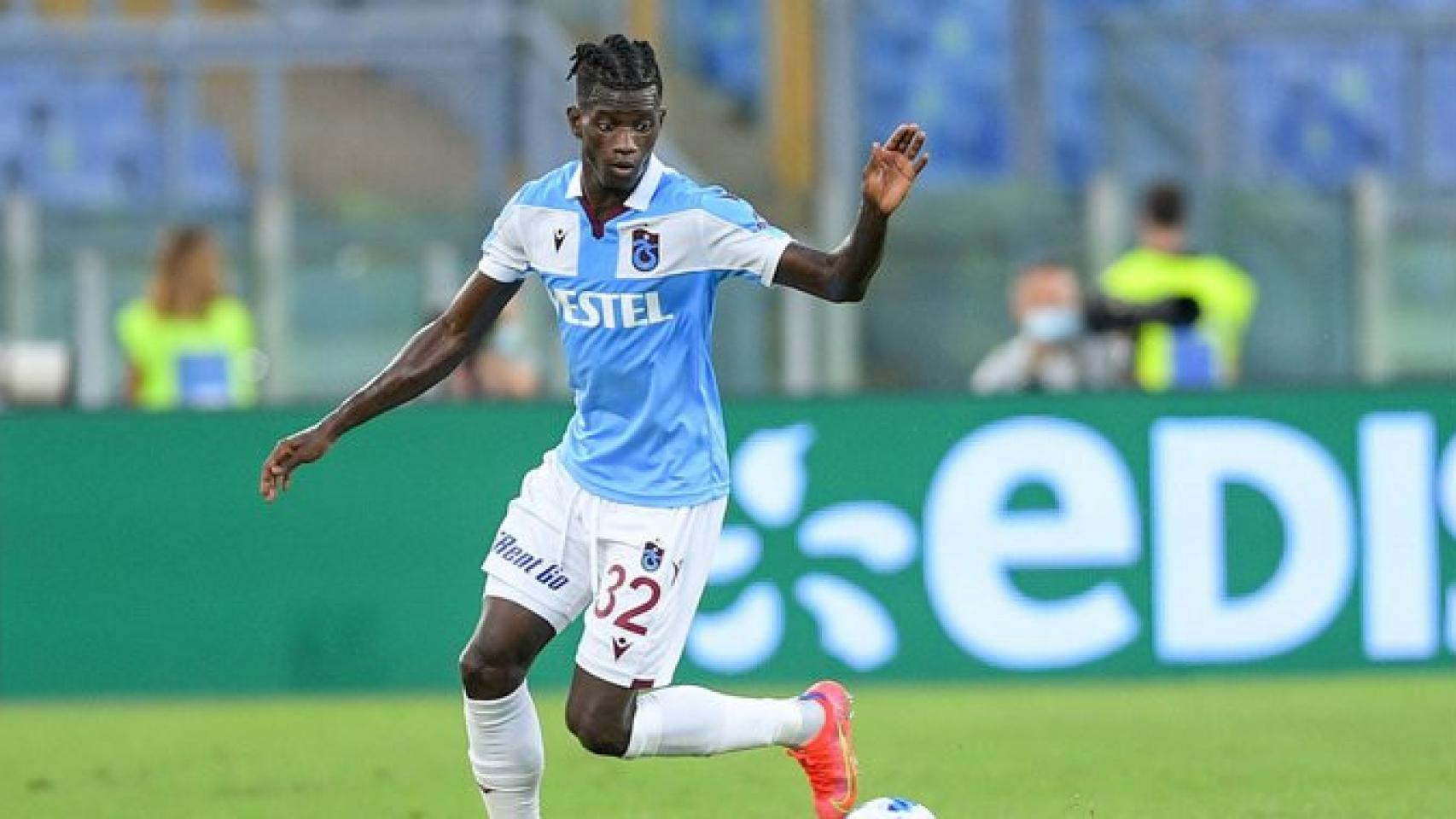 Edgar Ié, ex del Barça, defendiendo la camiseta del Trabzonspor