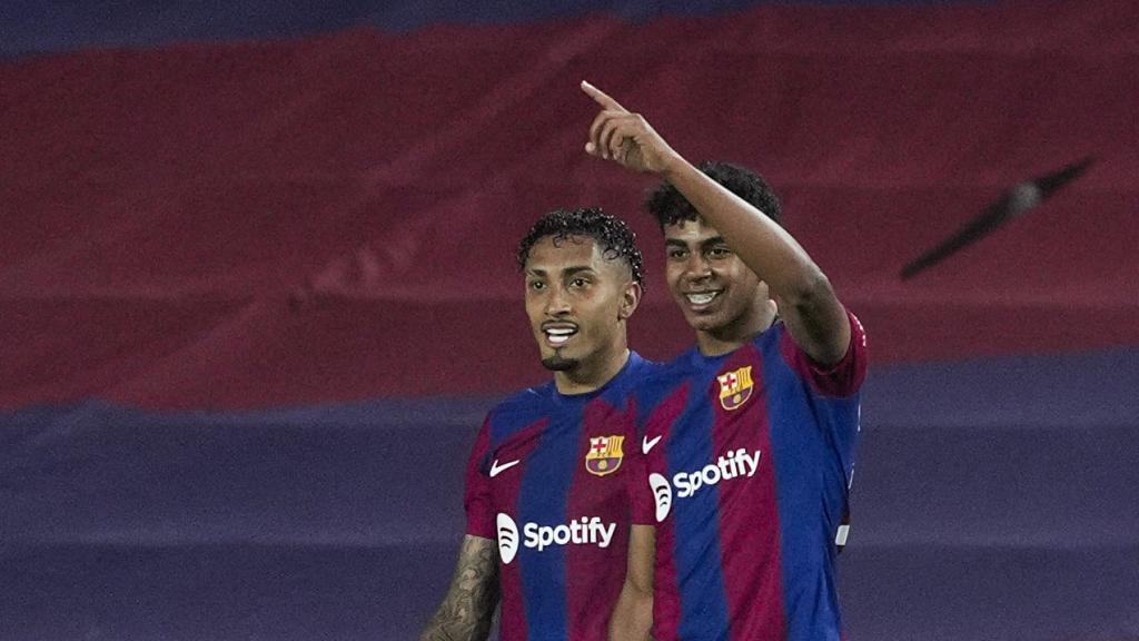 Lamine Yamal celebra su gol contra la Real Sociedad con Jules Koundé y Raphinha