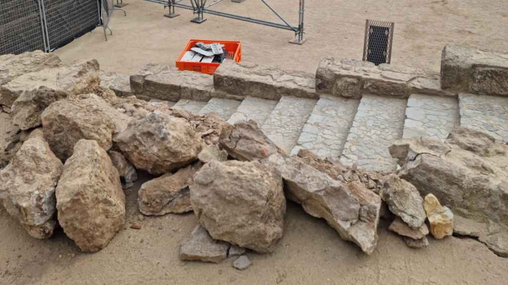 Un trozo destrozado de las escaleras del Park Güell