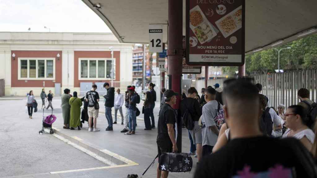 Diverses persones a l’estació d’autobusos 'Fabra i Puig' per l’avaria de Rodalies, a 12 de maig de 2024, a Barcelona