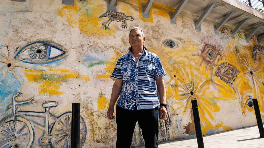 Manolo Ribera frente a su mural de la calle Miguel de Cervantes, en Vista Alegre