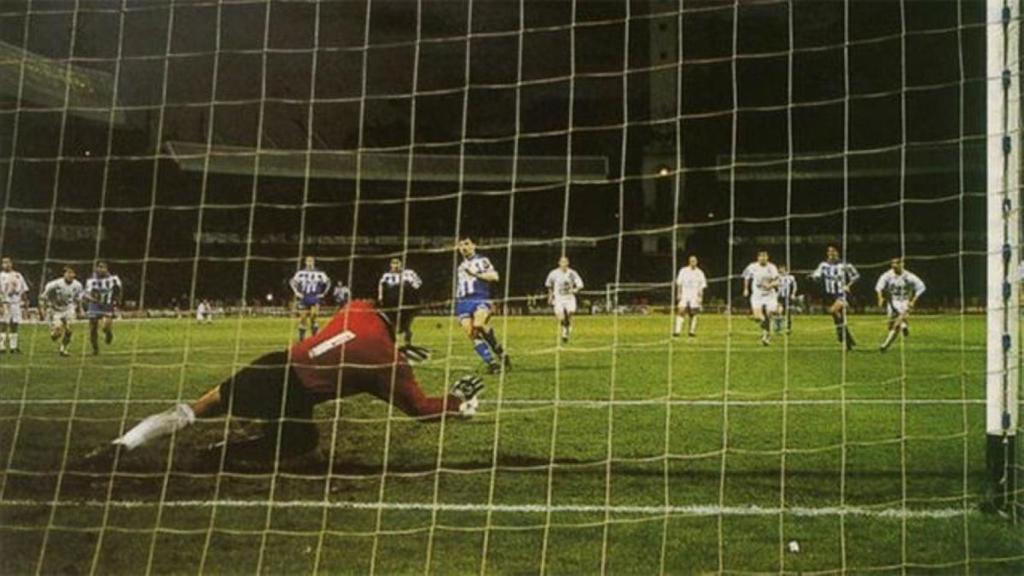 González detiene el penalti lanzado por Djukic