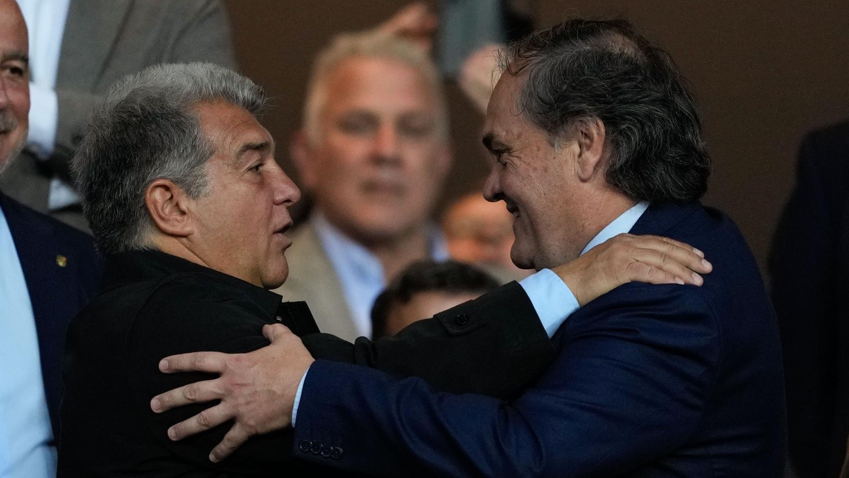 Joan Laporta se abraza con Jokin Aperribay, el presidente de la Real Sociedad