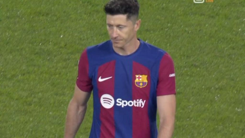Robert Lewandowski se marcha sustituido con cara de pocos amigos en el Barça-Real Sociedad