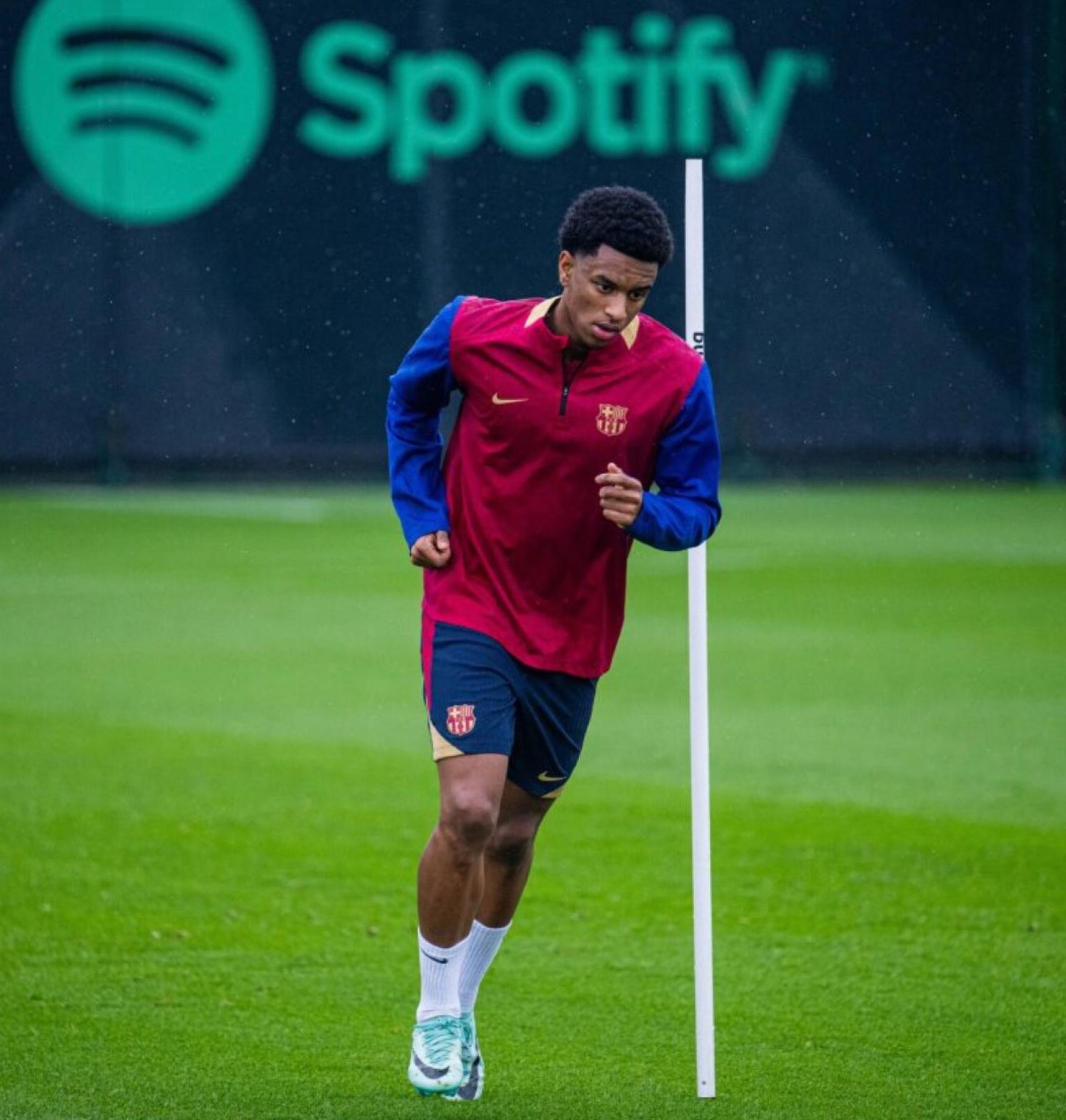 Alejandro Balde vuelve a entrenarse sobre el césped de la Ciutat Esportiva