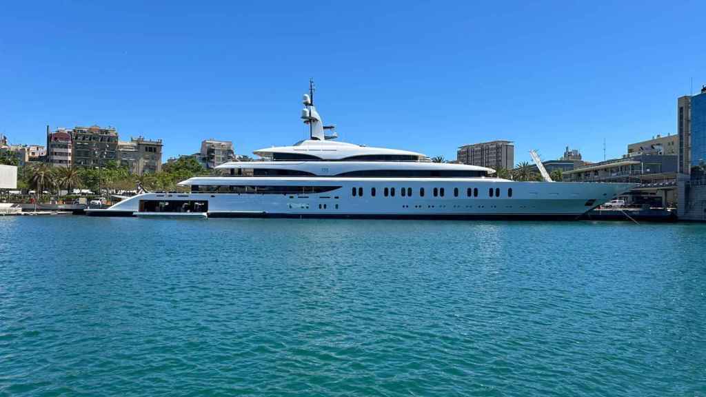 Imagen del yate IJE en las aguas de Barcelona