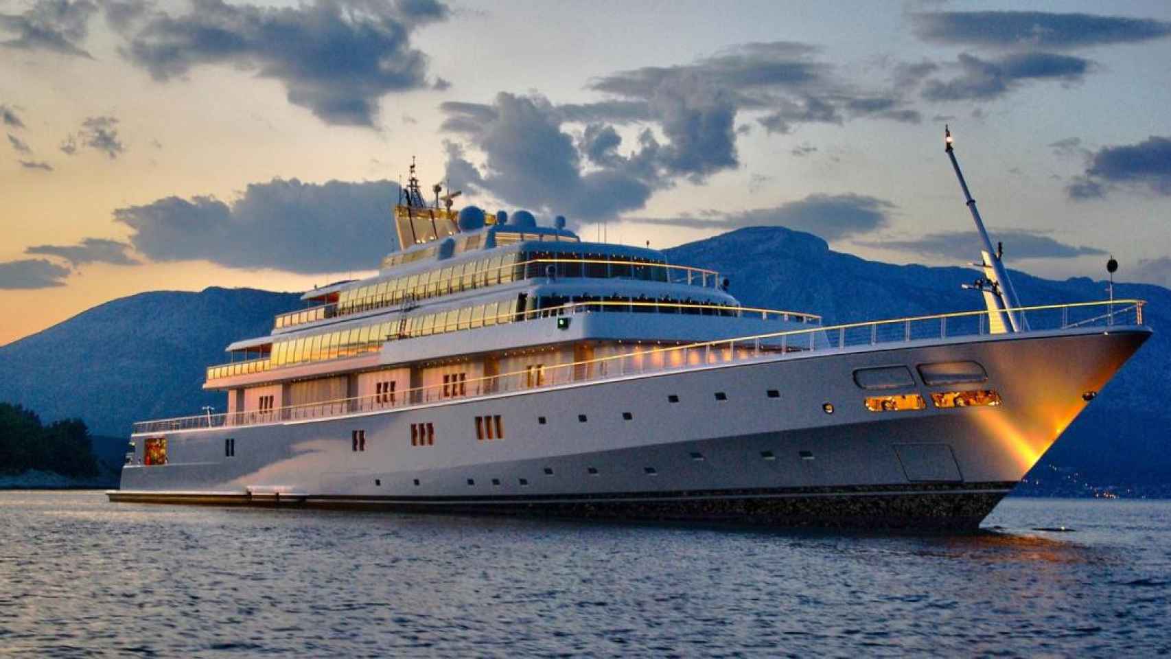 El yate Rising Sun surcando las aguas de Barcelona