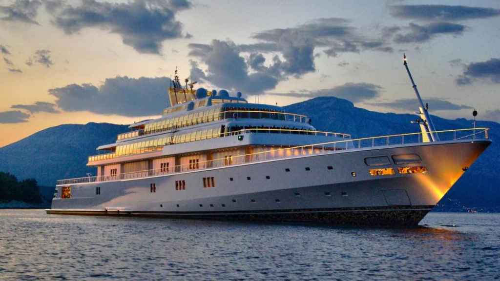 El yate Rising Sun surcando las aguas de Barcelona