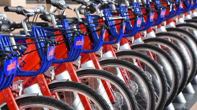 Bicicletas de AMBici aparcadas en una estación