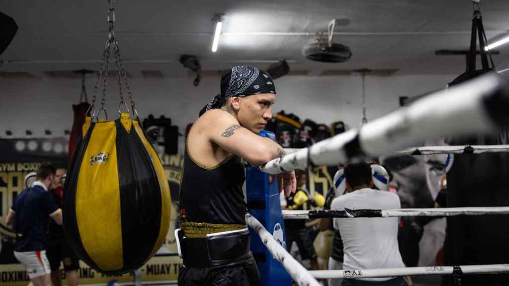 Kelvin esperando a boxear en el ring del Gym Boxing Saus