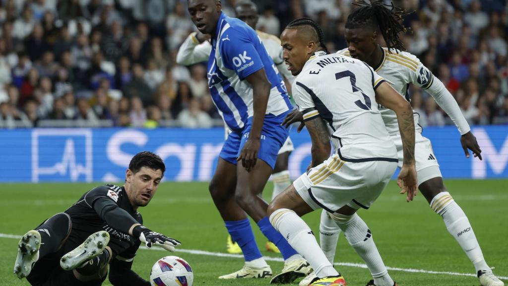 Eder Militao durante el partido contra el Alavés en el Bernabéu