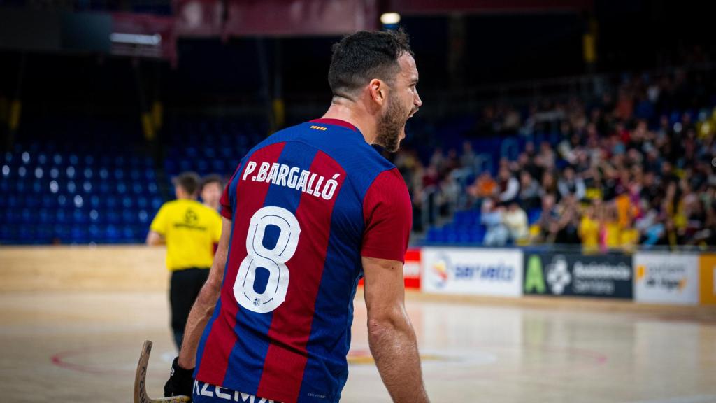 Pau Bargalló celebra un triunfo con el Barça de hockey