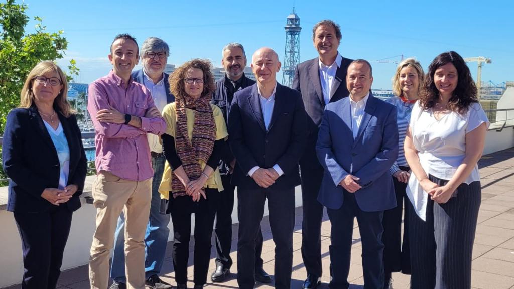 (De izquierda a derecha) Mercè Puigfel (APCE), Josep M. Raya (UPF), Daniel Serra (UPF), Laia de Nadal (rectora UPF), Pau Fernández (UPF), Eduard Brull (vicepresidente APCE), Ignasi Uñó (APCE), Marc Torrent (APCE), Elisenda Rius (UPF) y Vanesa Daza (UPF)